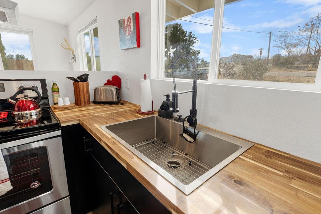 Cozy Stylish Home In The Heart Of Jt Village Joshua Tree Eksteriør billede
