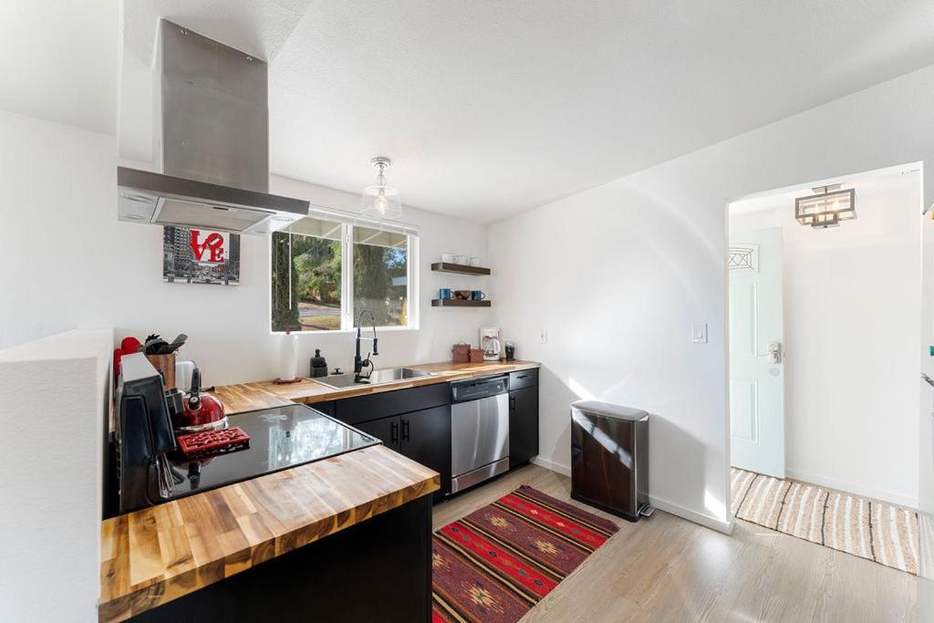 Cozy Stylish Home In The Heart Of Jt Village Joshua Tree Eksteriør billede